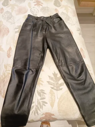 Pantalón de cuero negro Cortefiel