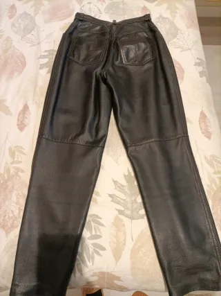 Pantalón de cuero negro Cortefiel