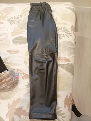 Pantalón de cuero negro Cortefiel