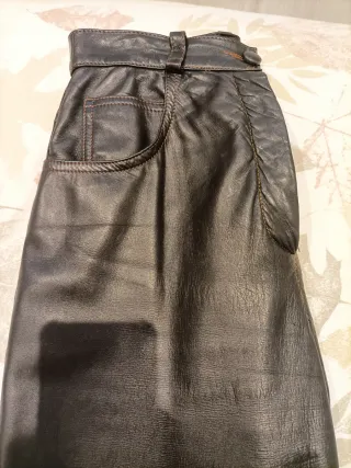Pantalón de cuero negro Cortefiel