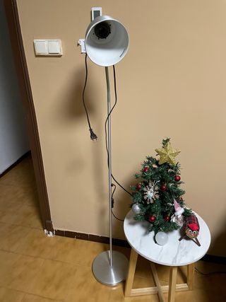 Lámpara de pie plateada y blanca