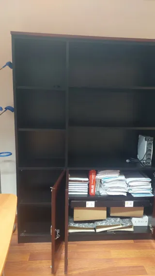 Estantería de oficina de madera oscura