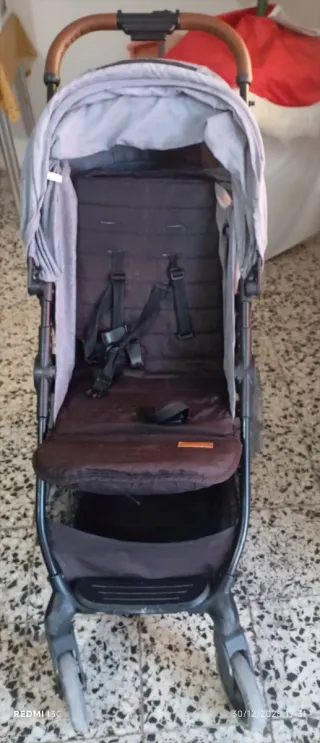 Carro de bebé con saco y plástico de lluvia