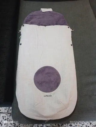 Carro de bebé con saco y plástico de lluvia