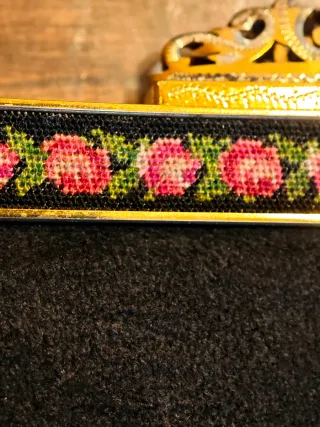 Pochette scamosciata nera con dettagli oro