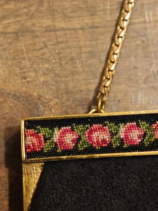 Pochette scamosciata nera con dettagli oro