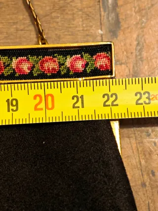 Pochette scamosciata nera con dettagli oro