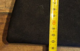 Pochette scamosciata nera con dettagli oro