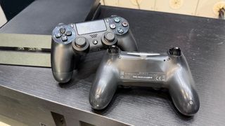 Consola PS4 2Tb + 2 mandos + 13 juegos + cargador