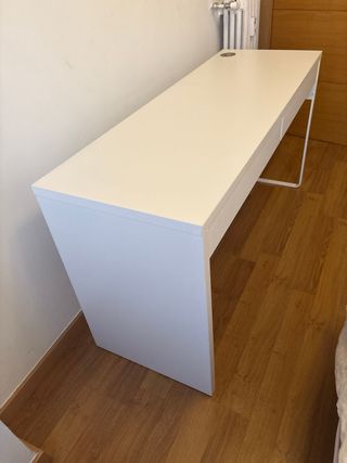 Escritorio blanco con cajones