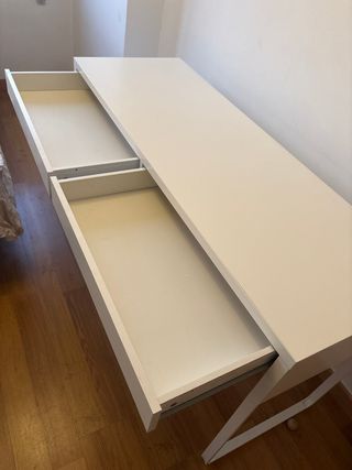 Escritorio blanco con cajones