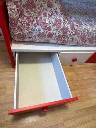 Litera juvenil roja y madera blanca