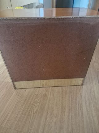 Mesa de noche en perfecto estado.