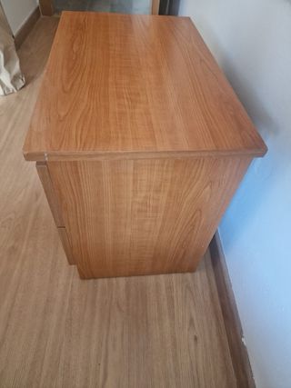 Mesa de noche en perfecto estado.