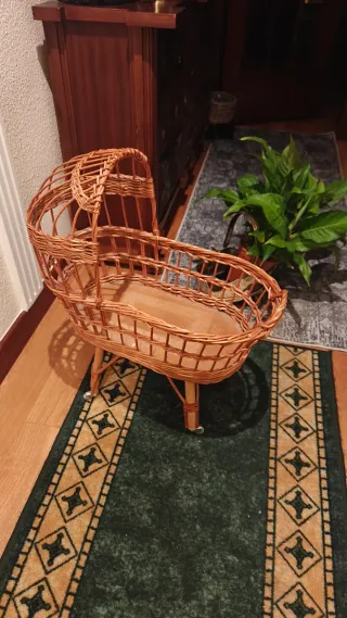 Moisés hecho a mano de mimbre  Medidas: 52x62x27