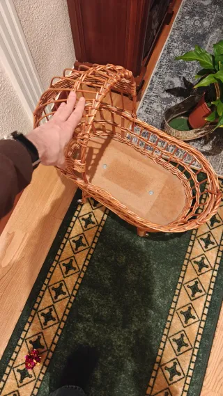 Moisés hecho a mano de mimbre  Medidas: 52x62x27