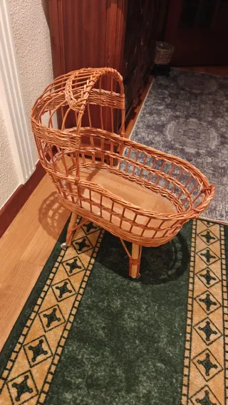 Moisés hecho a mano de mimbre  Medidas: 52x62x27