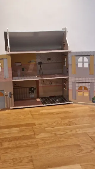 Casita de madera para muñecas