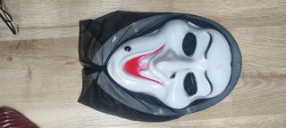 Máscara de Halloween blanca con tela negra