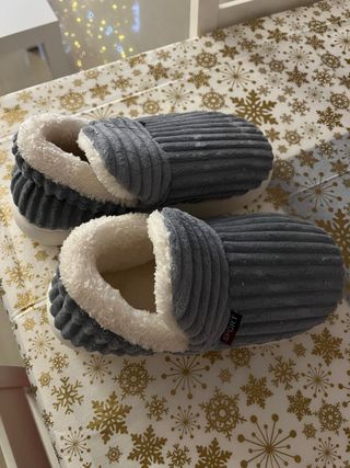Zapatillas de casa grises con forro blanco