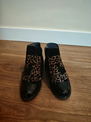 Botines negros con estampado animal