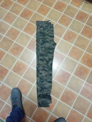 Pantalones Stradivarius camuflaje talla M