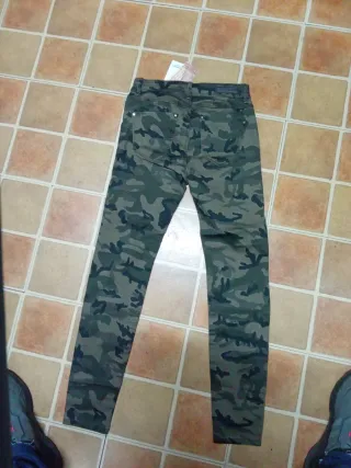 Pantalones Stradivarius camuflaje talla M