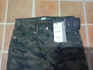 Pantalones Stradivarius camuflaje talla M