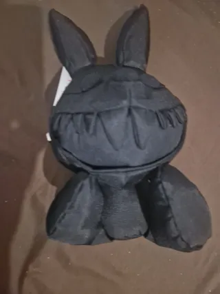 Peluche negro con orejas de conejo