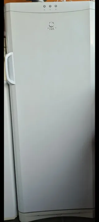 Congelador Vertical 200 litros Indesit