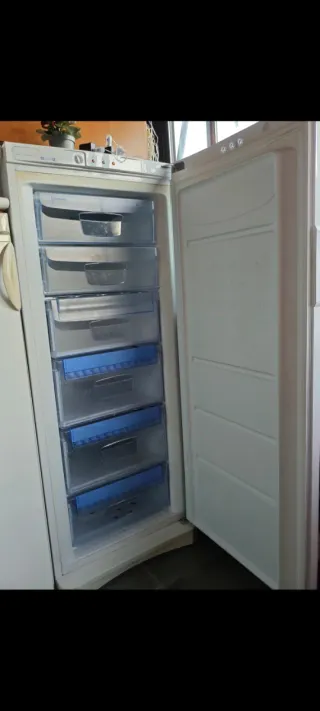 Congelador Vertical 200 litros Indesit