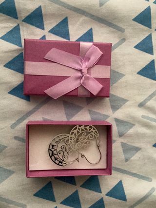 Pendientes de acero con diseño