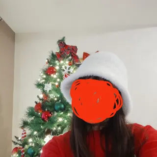 Cappello bianco peloso invernale