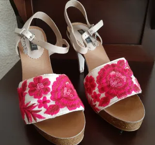 Sandalias Cuplé Piel Flores Fucsia Beige