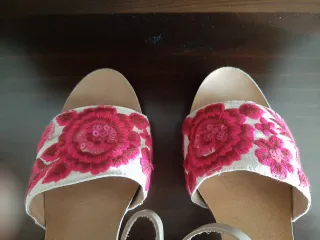 Sandalias Cuplé Piel Flores Fucsia Beige