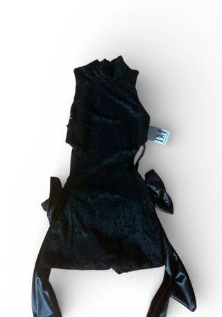 Tuta nera con dettagli