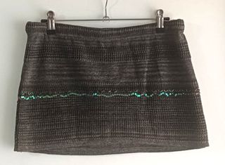 Falda gris con lentejuelas verdes