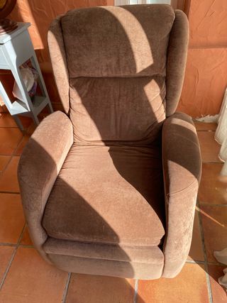 Sillón reclinable de tela marrón