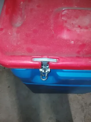 Contenedor azul y rojo