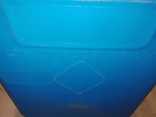 Contenedor azul y rojo