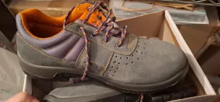 Botas de seguridad grises y naranjas nuevas