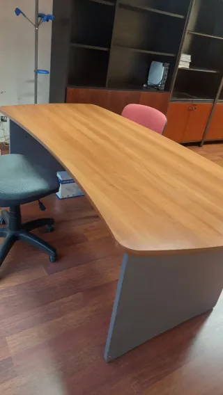 Mesa de escritorio de madera.
