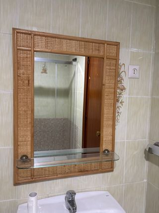 Espejo de mimbre y madera con repisa