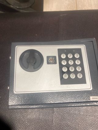 Cassaforte con codice e chiave