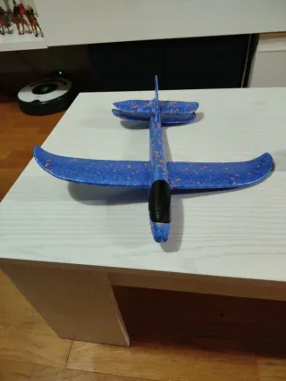 Avión de juguete azul