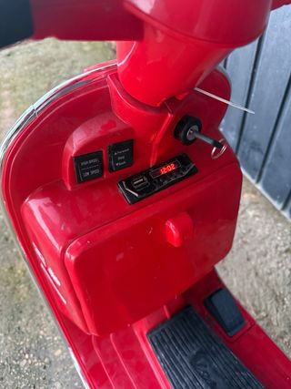 Vespa Eléctrica Infantil Roja