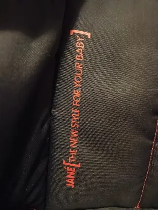 Silla coche Jane negra con detalles rojos