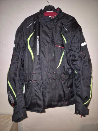 Chaqueta de moto negra con detalles