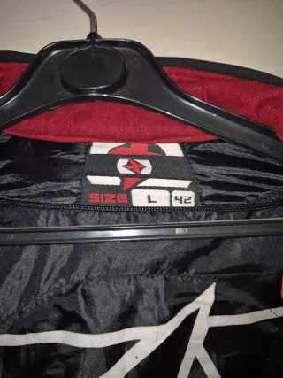 Chaqueta de moto negra con detalles