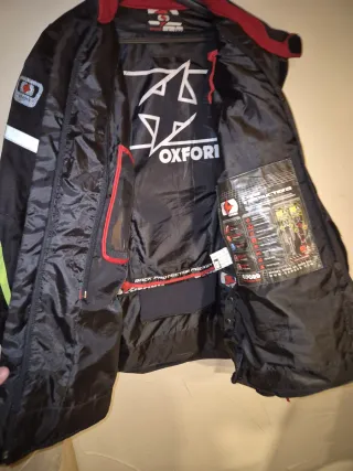 Chaqueta de moto negra con detalles